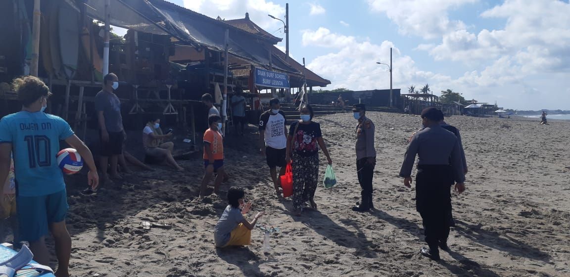 podiumnews.com-Tim Pemburu Pelanggar Prokes Badung Pantau Kawasan Pantai Batu Bolong